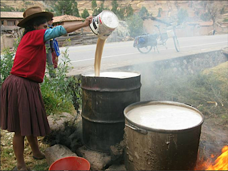 Chicha de maïs, brassage, étape de cuisson du môut - Pérou